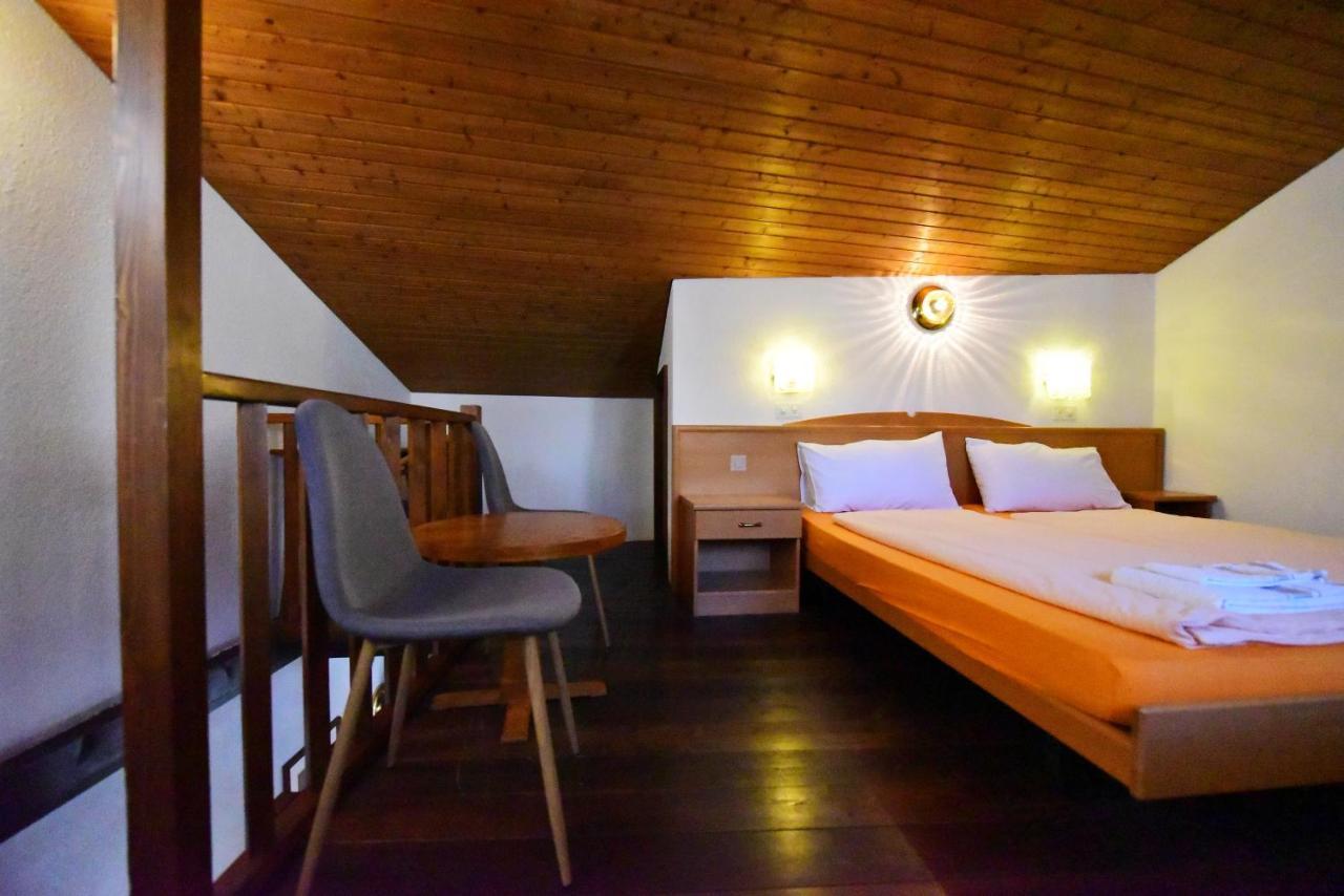 Hotel Pensione Serena Purasca Bagian luar foto